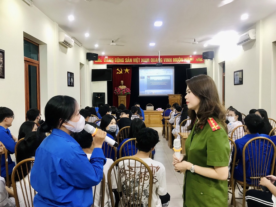 Tiếp tục đẩy mạnh các phong trào thi đua trong Công an thành phố